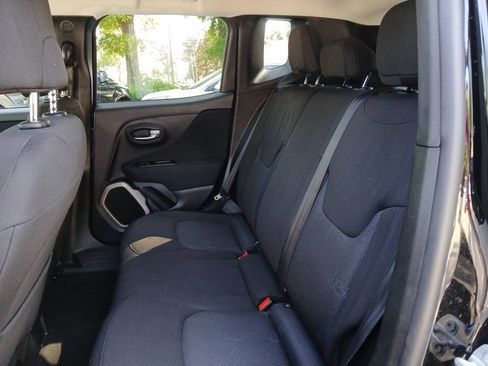 Used 2017 Jeep Renegade Latitude FWD image 11