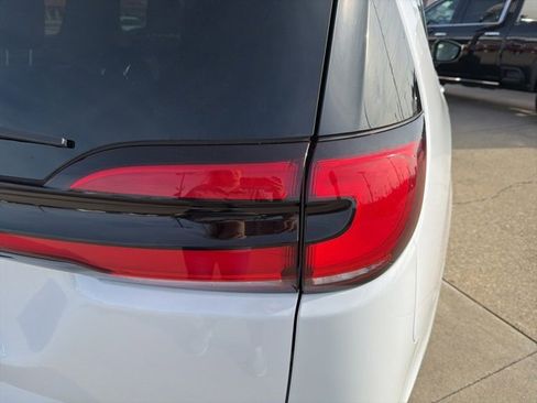 Used 2024 Chrysler Pacifica Touring-L image 10