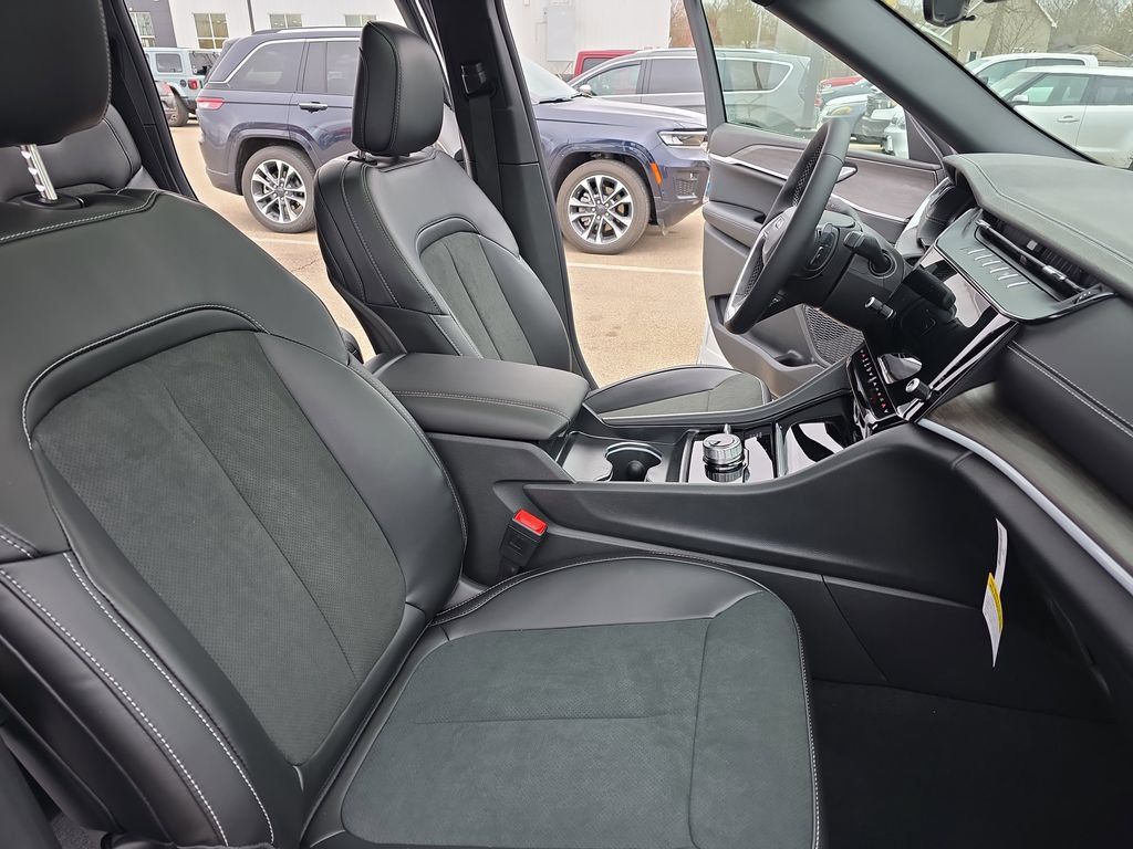 New 2026 Jeep Grand Cherokee Altitude AWD/4WD image 10