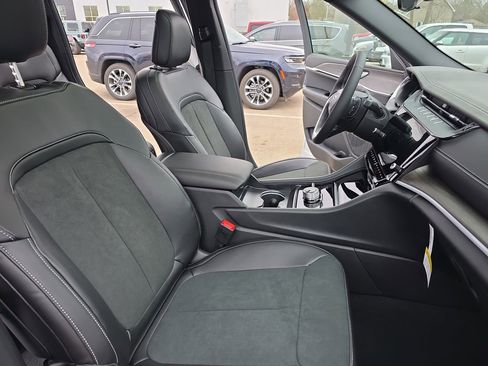 New 2026 Jeep Grand Cherokee Altitude image 10