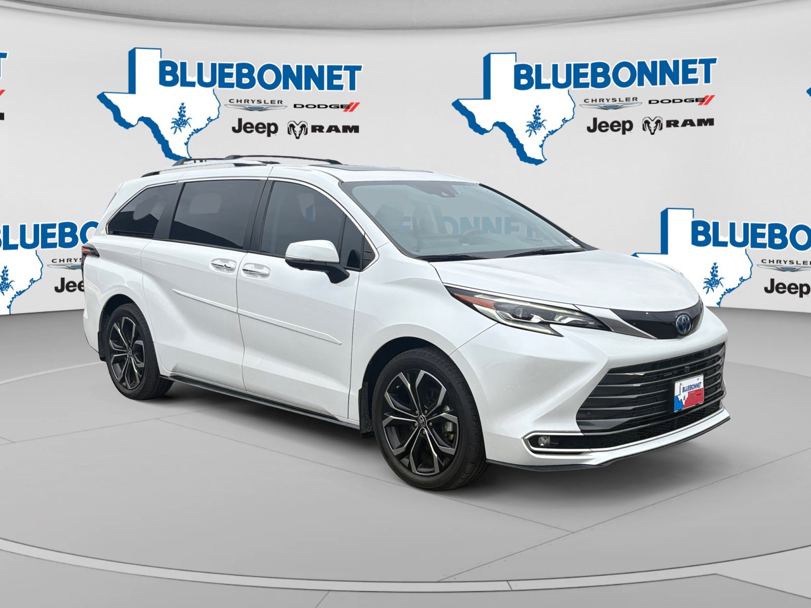 Used 2025 Toyota Sienna Platinum FWD image 3
