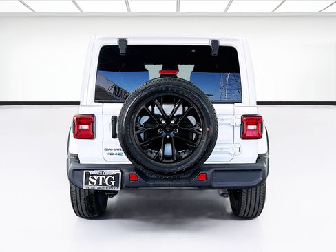 Used 2025 Jeep Wrangler Unlimited Sahara AWD/4WD image 5