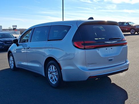 Certified 2024 Chrysler Pacifica Touring-L image 4