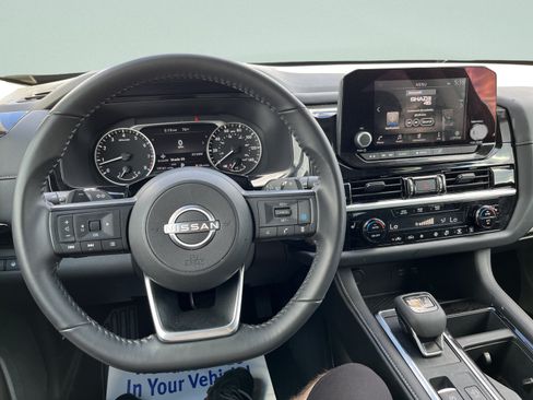 Used 2025 Nissan Pathfinder SV AWD/4WD image 18