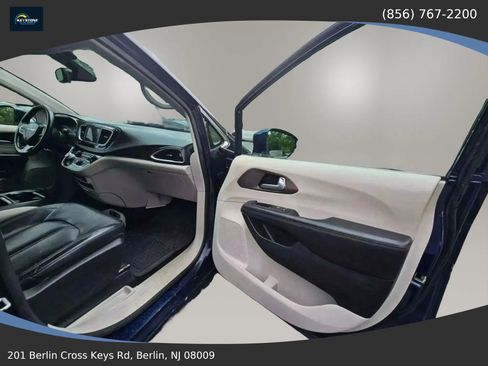 Used 2018 Chrysler Pacifica Touring-L image 32