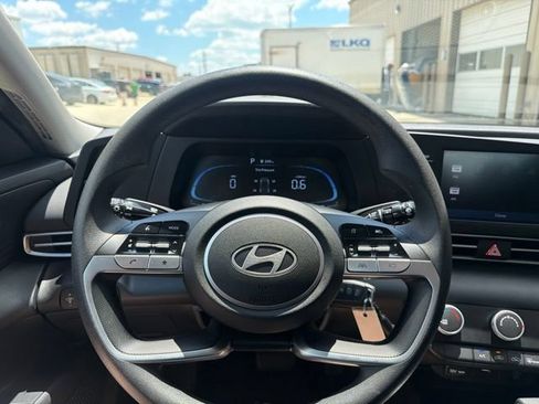 Used 2024 Hyundai Elantra SE FWD image 12