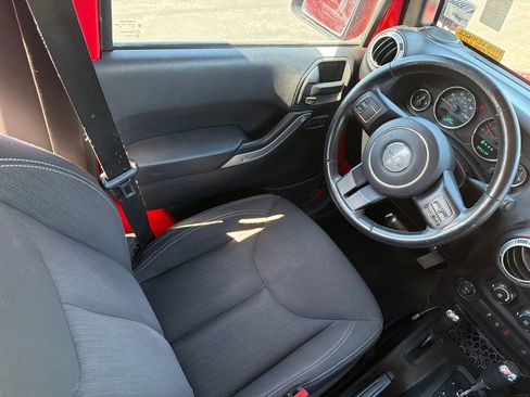 Used 2015 Jeep Wrangler Unlimited Sahara AWD/4WD image 17