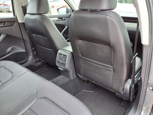 Used 2022 Volkswagen Passat 2.0T SE image 17