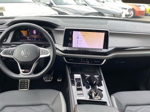 Certified 2025 Volkswagen Atlas Peak Edition SE image 9