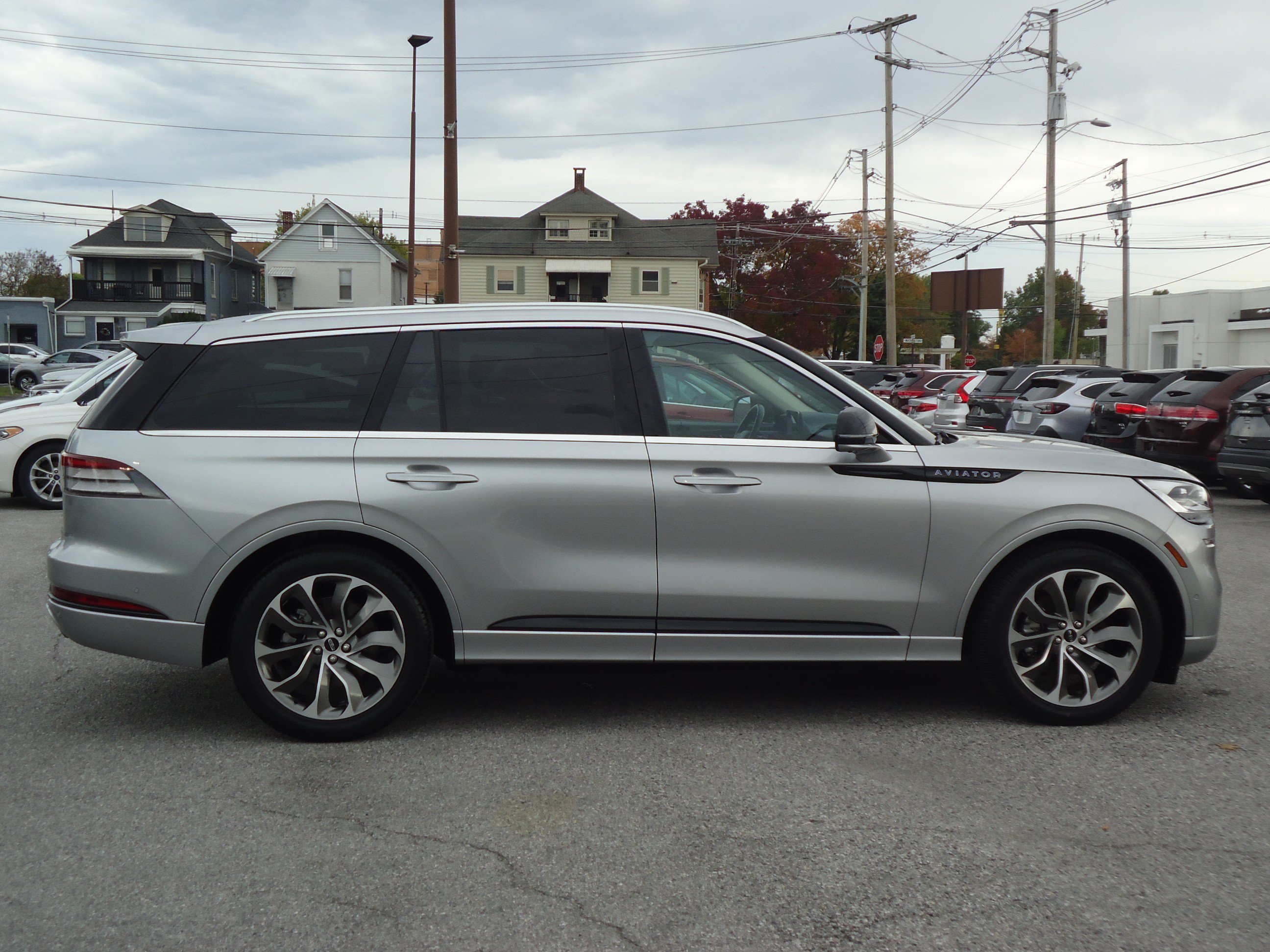Used 2021 Lincoln Aviator Grand Touring w/ Equipment Group 302A AWD/4WD image 2