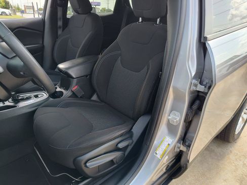 Used 2020 Jeep Cherokee Latitude FWD image 17