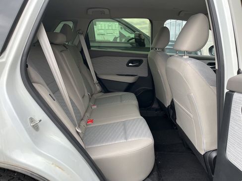 Used 2023 Nissan Rogue SV image 3