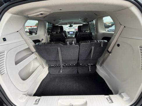 Used 2023 Chrysler Pacifica Touring-L FWD image 17