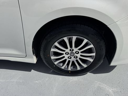 Used 2020 Toyota Sienna XLE w/ XLE Navigation Package FWD image 59