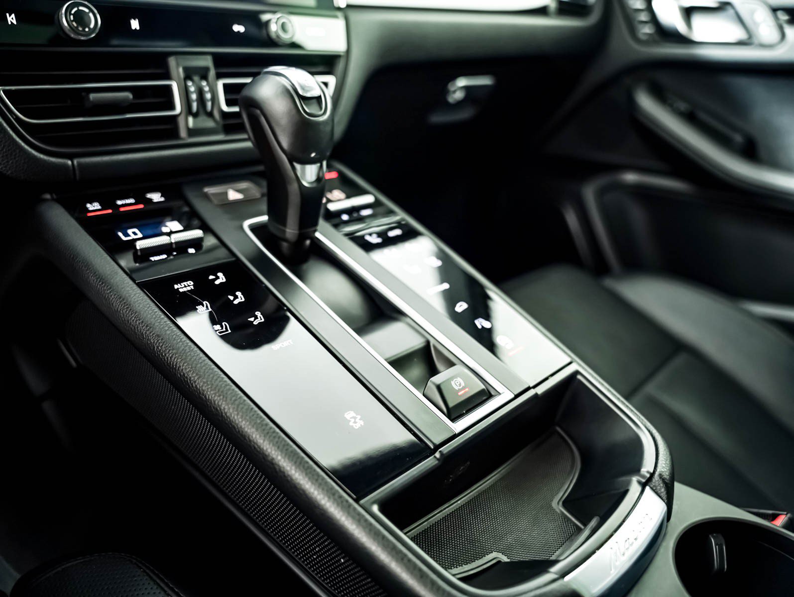 Certified 2023 Porsche Macan AWD/4WD image 19