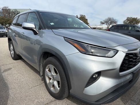 Used 2022 Toyota Highlander LE image 2