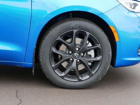 New 2026 Chrysler Pacifica Select w/ S Appearance Package image 9