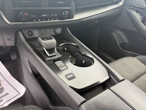 Used 2025 Nissan Rogue SV FWD image 18