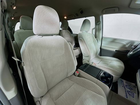 Used 2017 Toyota Sienna LE image 26