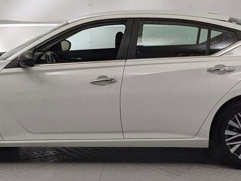 Used 2025 Nissan Altima 2.5 SV image 5