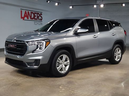 Used 2023 GMC Terrain SLE image 3