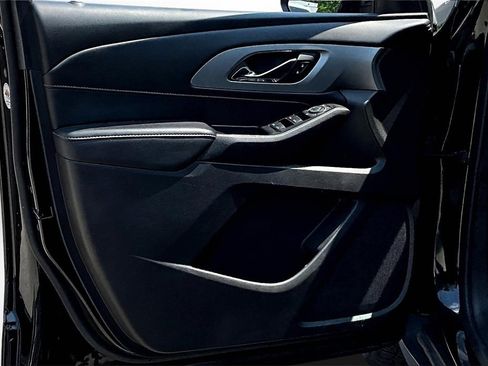 Used 2021 Chevrolet Traverse LT image 20