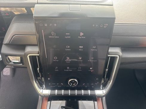 Used 2025 GMC Yukon Denali image 12