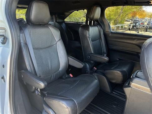 Used 2025 Toyota Sienna Platinum image 32