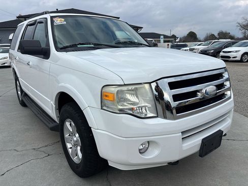 Used 2010 Ford Expedition XLT image 2