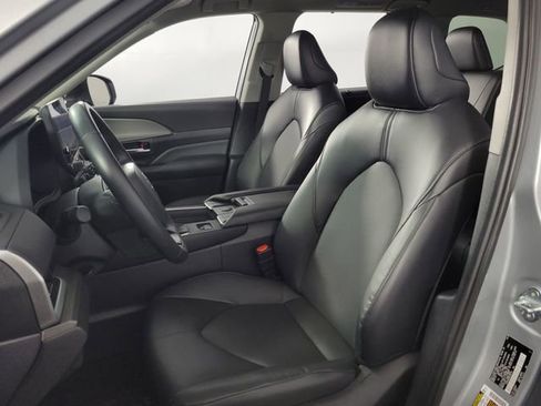 Used 2024 Toyota Grand Highlander XLE image 14