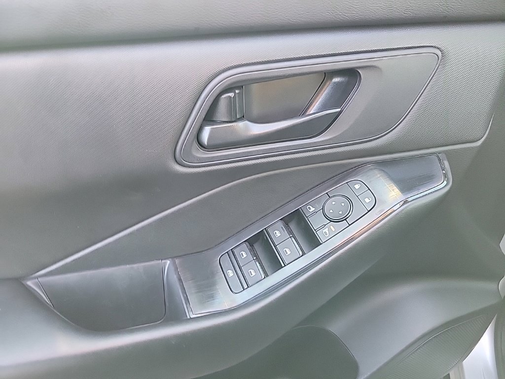 Used 2024 Nissan Rogue S AWD/4WD image 8