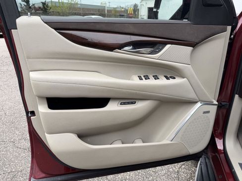 Used 2017 Cadillac Escalade Luxury AWD/4WD image 12