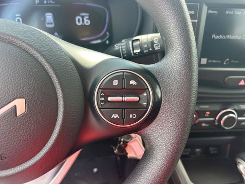Used 2025 Kia Soul LX w/ LX Technology Package FWD image 11