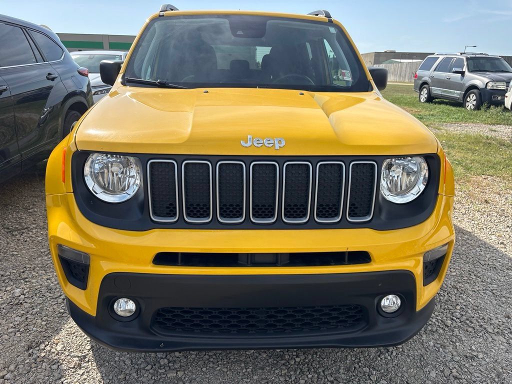 Used 2023 Jeep Renegade Latitude w/ Premium Group AWD/4WD image 3