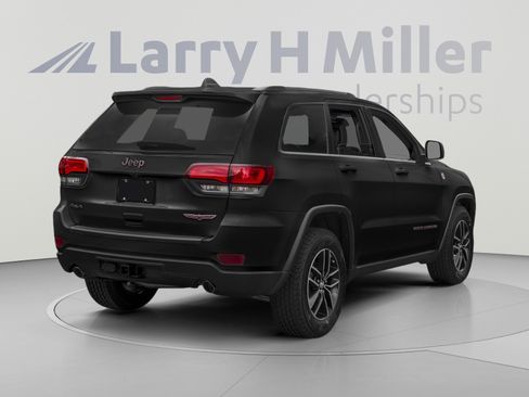 Used 2017 Jeep Grand Cherokee Trailhawk w/ Trailhawk Luxury Group AWD/4WD image 3