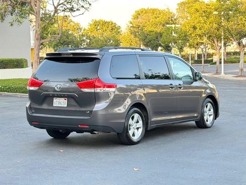 Used 2012 Toyota Sienna LE w/ Towing Pkg FWD image 4