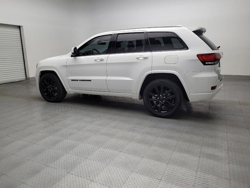 Used 2018 Jeep Grand Cherokee Altitude RWD image 3