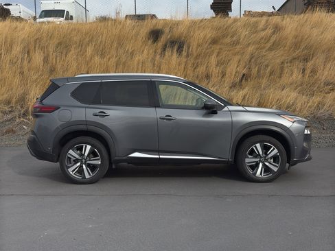 Used 2023 Nissan Rogue SL w/ SL Premium Package image 2