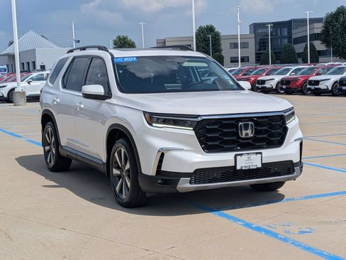Certified 2023 Honda Pilot Touring image 3