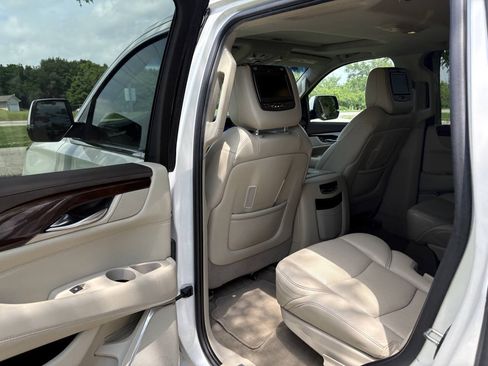 Used 2017 Cadillac Escalade Luxury AWD/4WD image 26