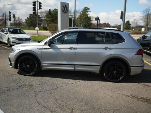 Certified 2022 Volkswagen Tiguan SE R-Line image 10