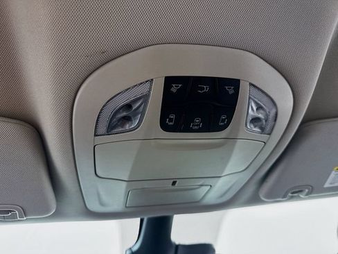 Used 2024 Chrysler Pacifica Touring-L FWD image 18