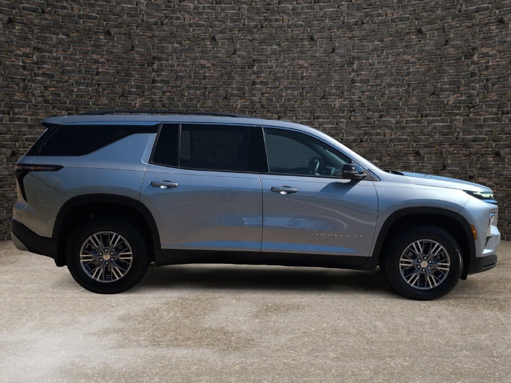 Used 2025 Chevrolet Traverse LT FWD image 3