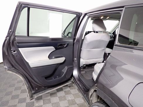 Used 2023 Toyota Highlander L FWD image 28