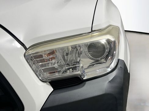 Used 2018 Toyota Tacoma SR image 11