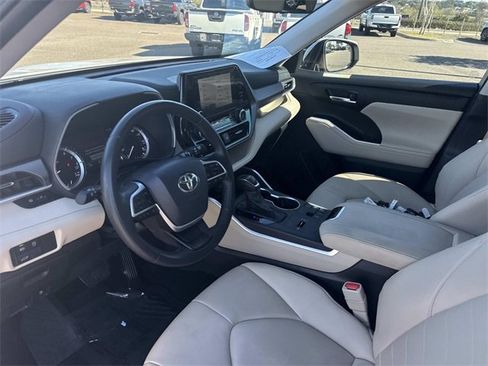 Used 2024 Toyota Highlander XLE image 34