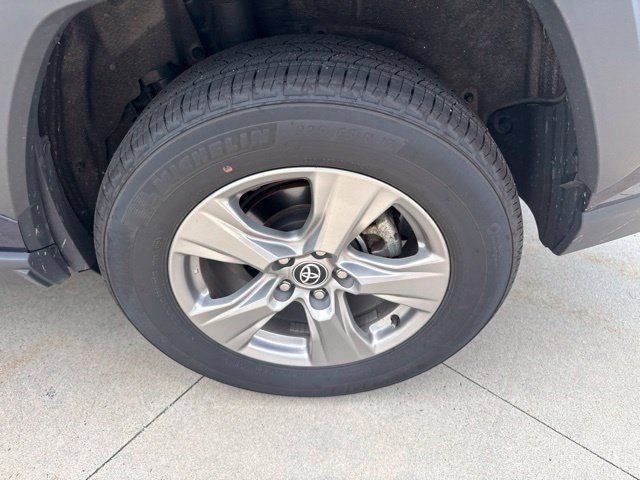 Used 2025 Toyota RAV4 XLE AWD/4WD image 11
