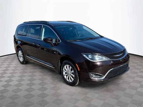 Used 2017 Chrysler Pacifica Touring-L image 4