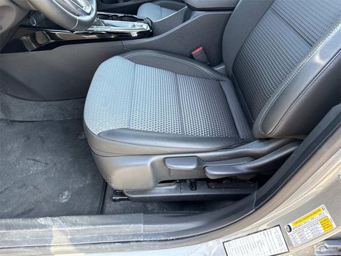 Used 2025 Chevrolet Trax LT w/ LT Convenience Package image 10