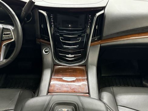 Used 2018 Cadillac Escalade Premium Luxury RWD image 11